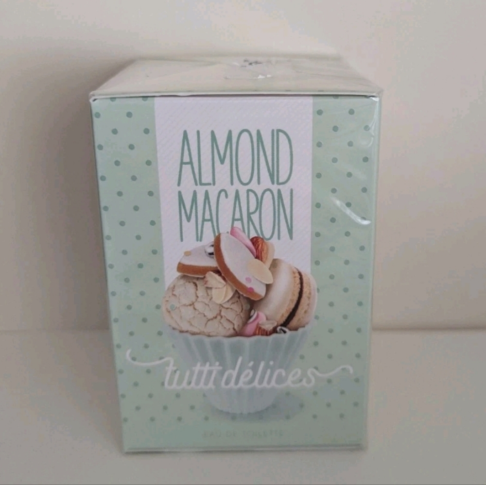 Tutti Delices Almond Macaron